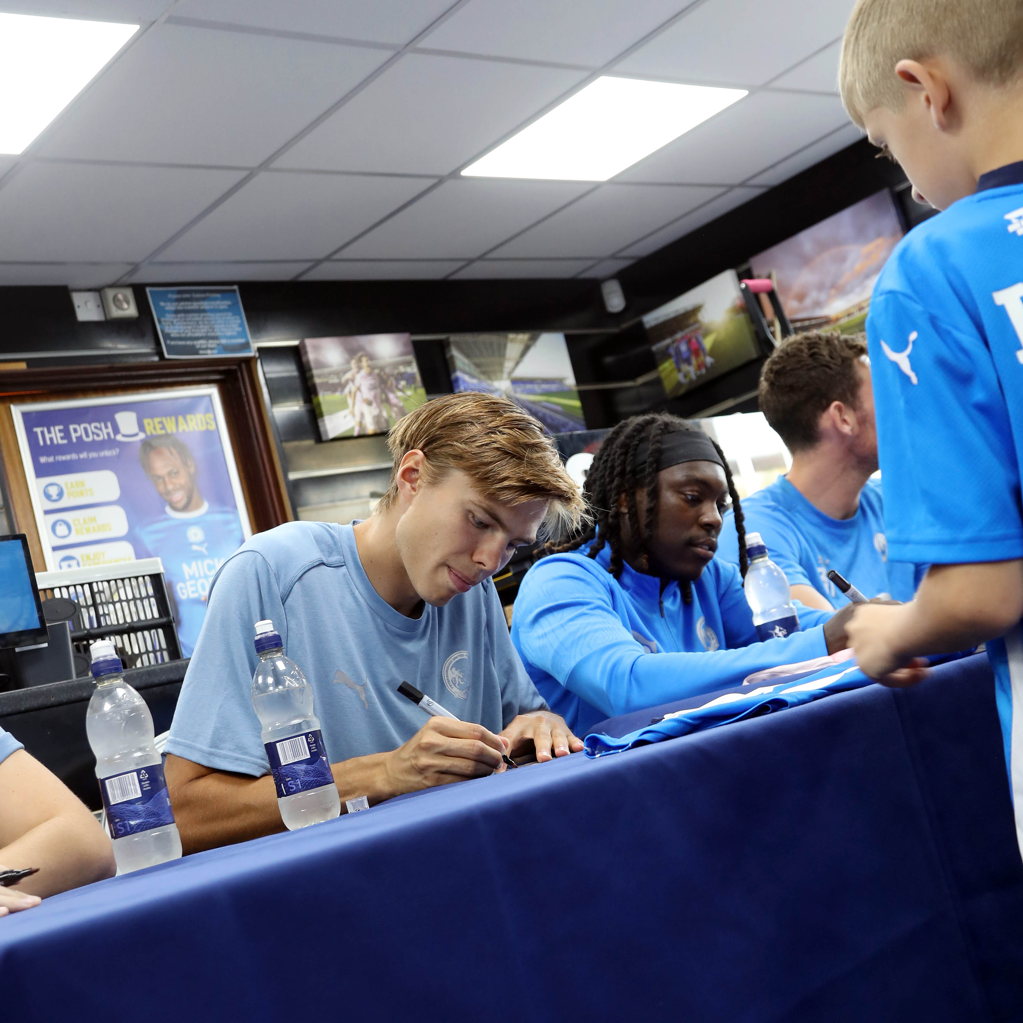 Oscar Wallin signs an autograph