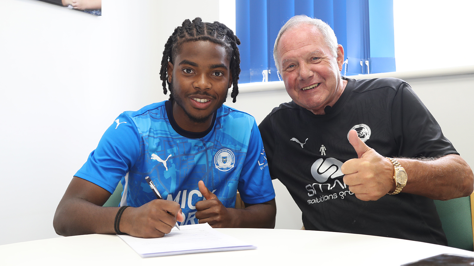 Donay O'Brien-Brady signing his new contract with Director of Football Barry Fry