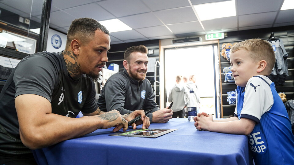 Club Shop Signing Session - 13/04/2022
