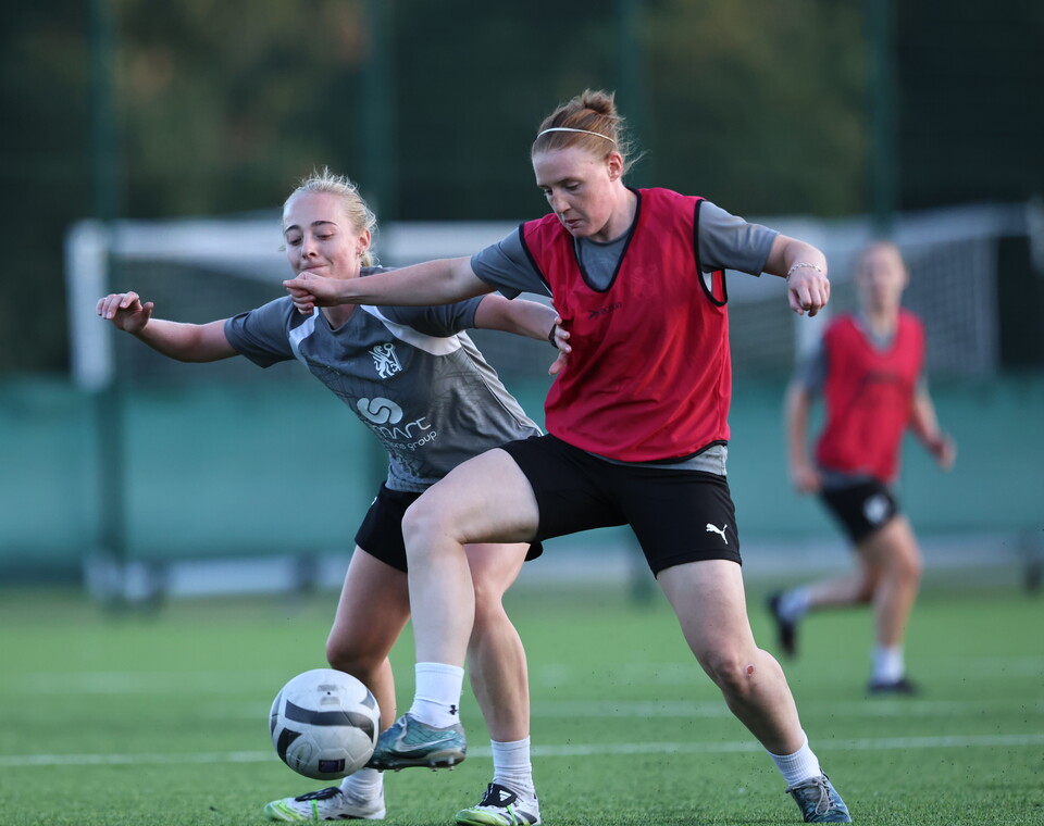 Action shot training Posh Womens