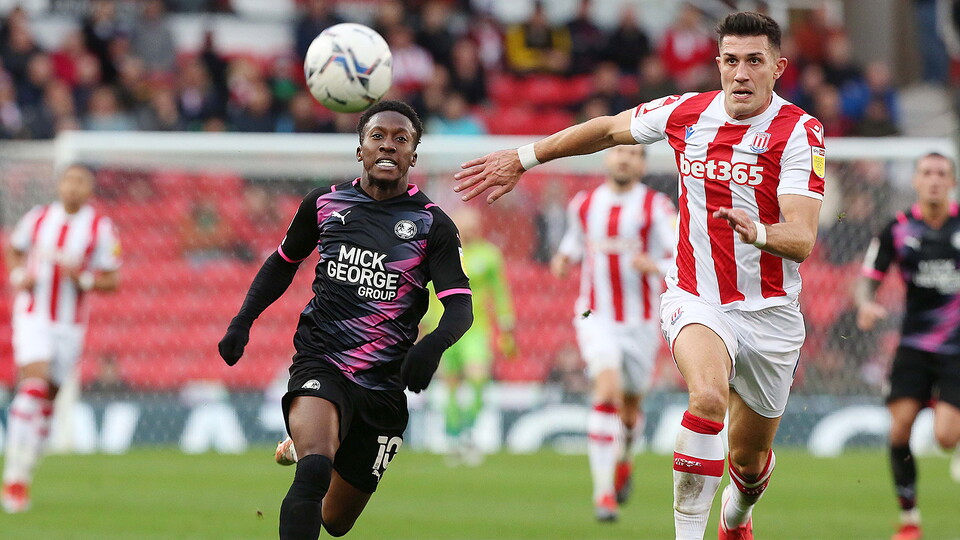 Siriki Dembele in action against Stoke City