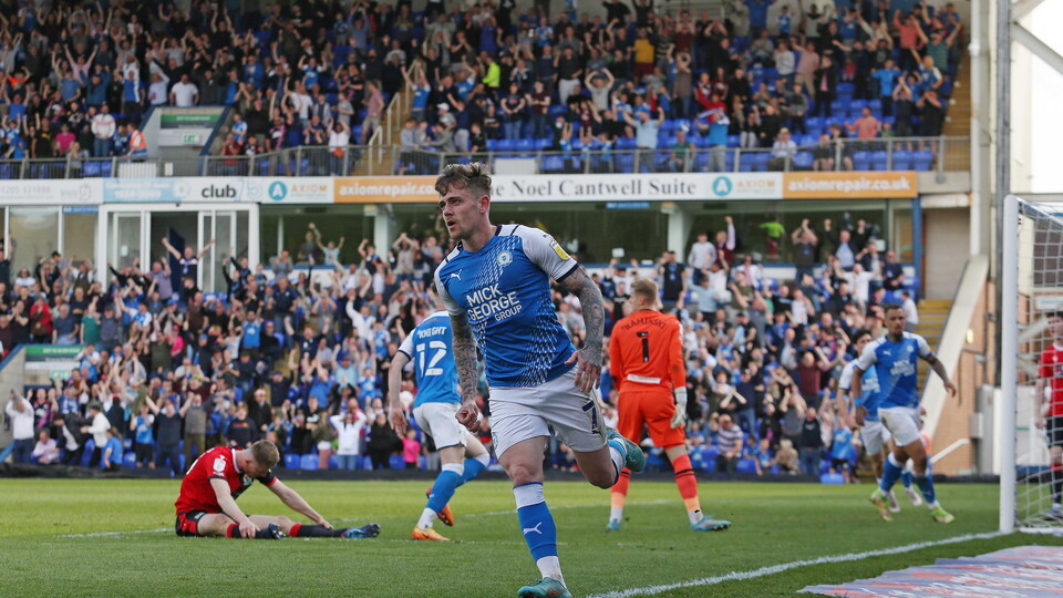 Sammie Szmodics celebrates vs Blackburn Rovers