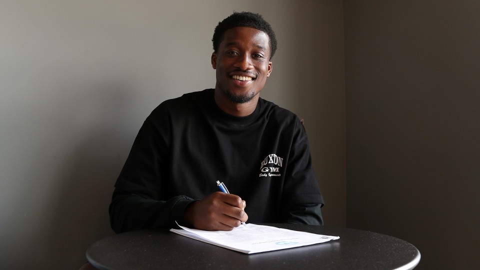 Emmanuel Fernandez signs his contract extension