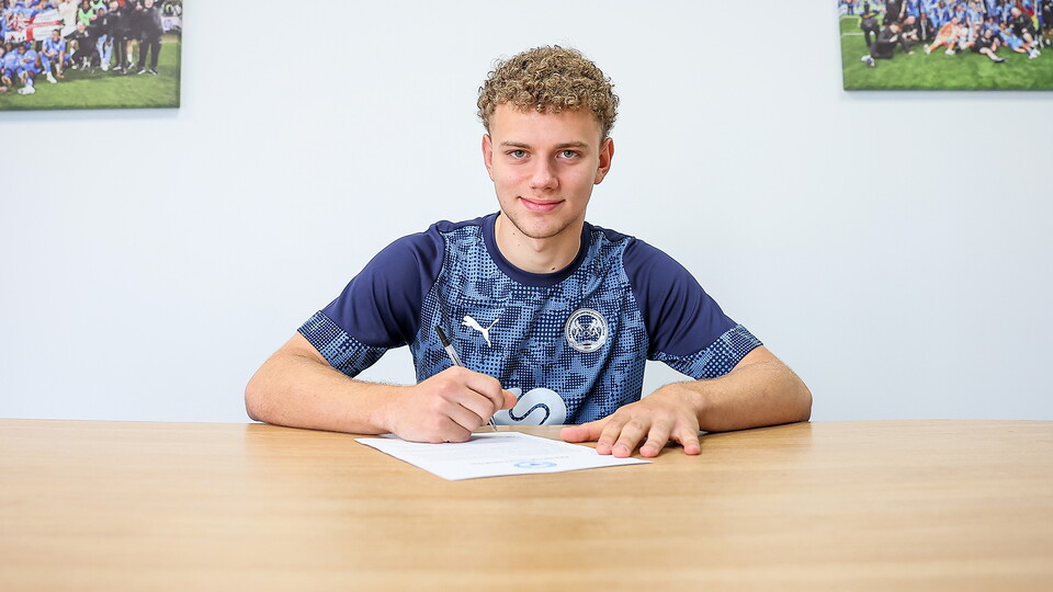 Lucca Mendonca signing his new contract