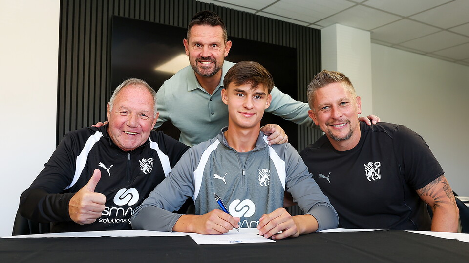 Oliver Arber signs his professional contract