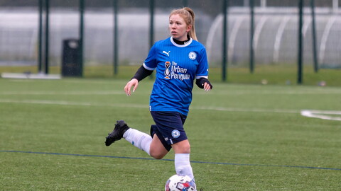 Leah Barnes on the ball